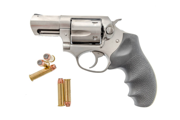 Револьвер 357 magnum з боєприпасами на ізольованому тлі
 - Фото, зображення