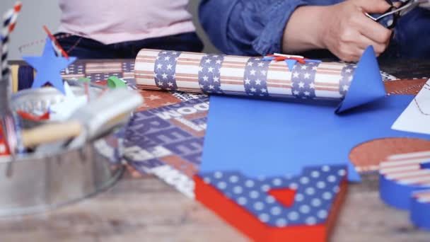 Βήμα-βήμα. Μητέρα και κόρη κάνοντας κροτίδες χαρτί για 4η Ιουλίου γιορτή - Πλάνα, βίντεο