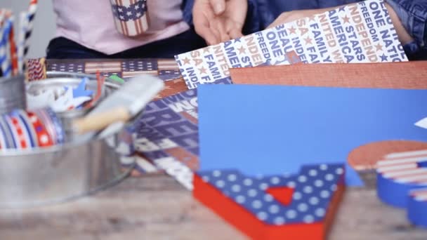 Βήμα-βήμα. Μητέρα και κόρη κάνοντας κροτίδες χαρτί για 4η Ιουλίου γιορτή - Πλάνα, βίντεο