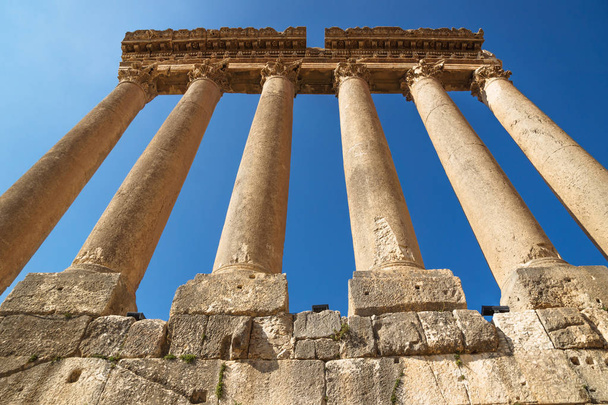 De hoge kolommen van de Tempel van Jupiter van Baalbek vanuit lage hoek oogpunt, Libanon - Foto, afbeelding