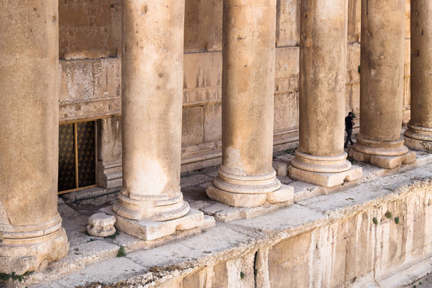 Baccus храм колони на високою думку, Кесарію, Ліван - Фото, зображення