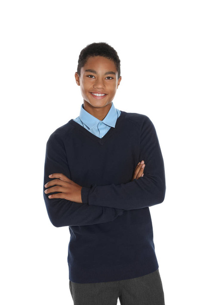 Adolescente afroamericano en elegante uniforme escolar sobre fondo blanco
 - Foto, Imagen