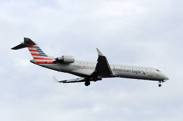 American Airlines προσγείωση του αεροσκάφους στο αεροδρόμιο Sky Harbor στο Φοίνιξ της Αριζόνα. American Airlines, Inc. είναι μια μεγάλη Ηνωμένες Πολιτείες αεροπορική εταιρεία με έδρα στο Fort Worth του Τέξας, στο εσωτερικό το metroplex Dallas-Fort Worth. - Φωτογραφία, εικόνα