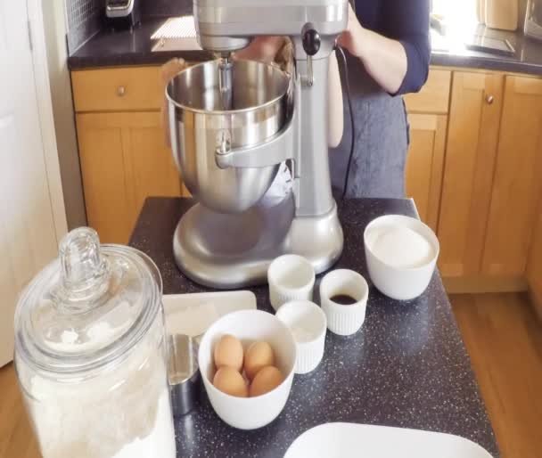 Schritt für Schritt. Mutter und Tochter backen Zuckerplätzchen in der Küche - Filmmaterial, Video
