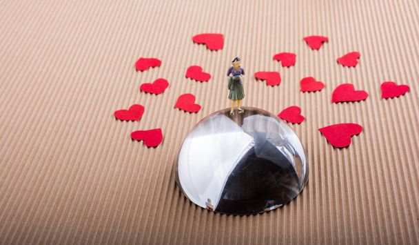 Figurinha de mulher e conceito de amor com corações de papel vermelho - Foto, Imagem