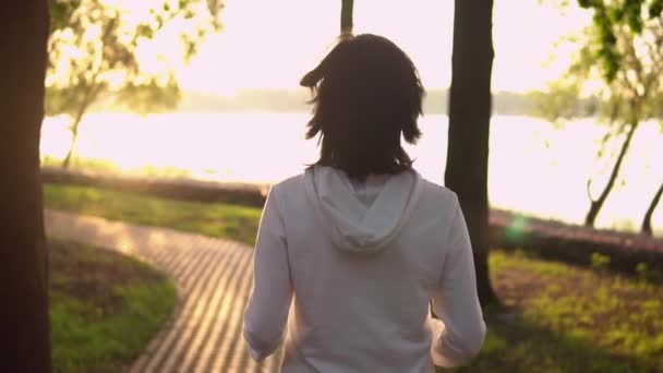 Unerkannter Läufer bei Sonnenuntergang - Filmmaterial, Video
