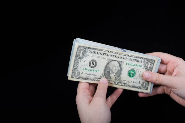 Руки з американськими доларами ізольовані на білому фоні. - Фото, зображення