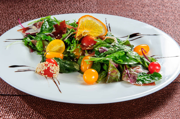 Fresh green salad with spinach,arugula,romaine and lettuce. - Foto, afbeelding