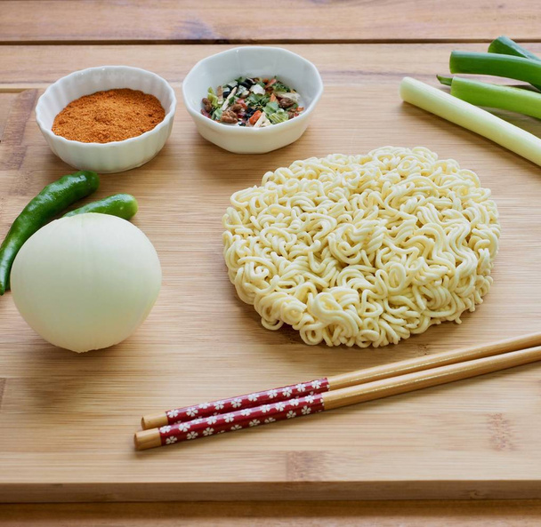 Asian Food Instant Ramen e legumes
  - Foto, Imagem