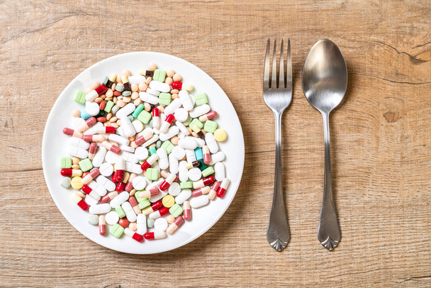 pills ,drugs ,pharmacy ,medicine or medical on plate - healthycare concept - Zdjęcie, obraz