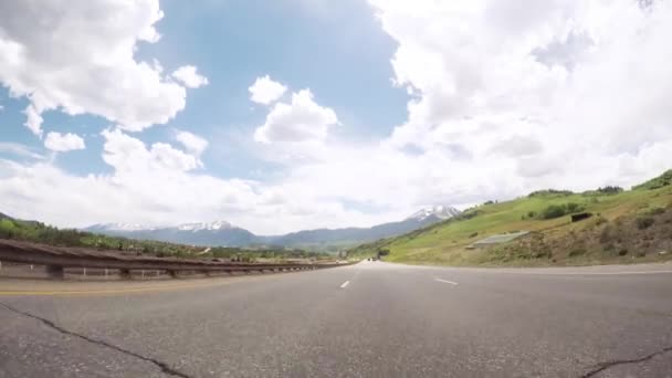 Conduire vers l'ouest à travers les montagnes sur l'autoroute inter-états I70
 - Séquence, vidéo