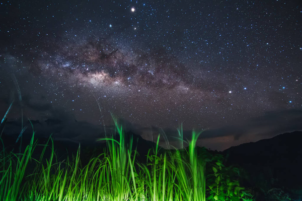 Increíble hermosa de cielo nocturno Galaxia Vía Láctea, Hermosa galaxia Vía Láctea en Borneo, Fotografía de larga exposición, con grano.La imagen contiene cierto grano o ruido y enfoque suave
. - Foto, imagen