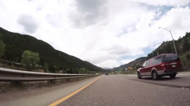 Denver, Colorado, ABD-Haziran 01, 2018 - sürüş Batı Dağları eyaletler arası karayolu I70 üzerinde - Video, Çekim
