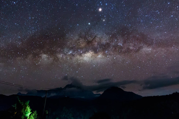 Εκπληκτικά όμορφο νυχτερινό ουρανό γαλαξία Milky Way, όμορφη γαλαξία στο Βόρνεο, Long έκθεση φωτογραφίας, με το σιτάρι. Η εικόνα περιέχει ορισμένες σιτάρι ή θόρυβος και απαλή εστίαση. - Φωτογραφία, εικόνα