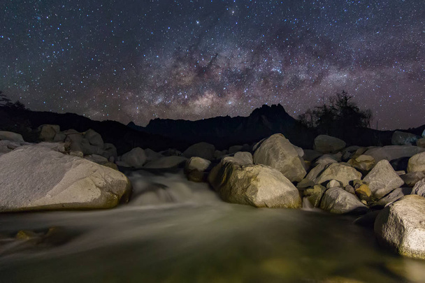 夜空の銀河、ボルネオ、長時間露光写真は、穀物で美しい天の川銀河の美しい素晴らしい。特定の穀物やノイズとソフト フォーカス画像が含まれて. - 写真・画像