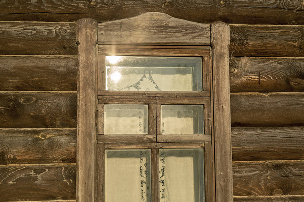 Fragment srub s oknem zdobené dřevěné obruby - Fotografie, Obrázek
