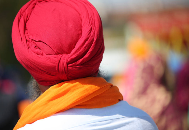 sihk Mann mit rotem Turban während des religiösen Ritus - Foto, Bild