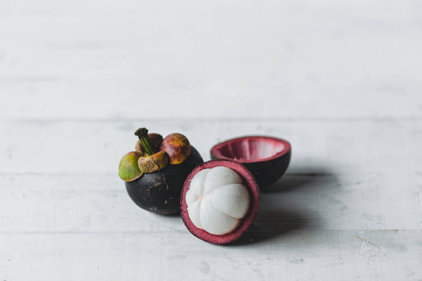 Natural Mangosteen On white wood - Foto, immagini