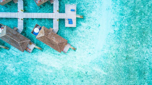 Légi felülnézet víz villa a sziget Maldív-szigetek, gyönyörű trópusi Maldív-szigetek resort hotel. - Fotó, kép