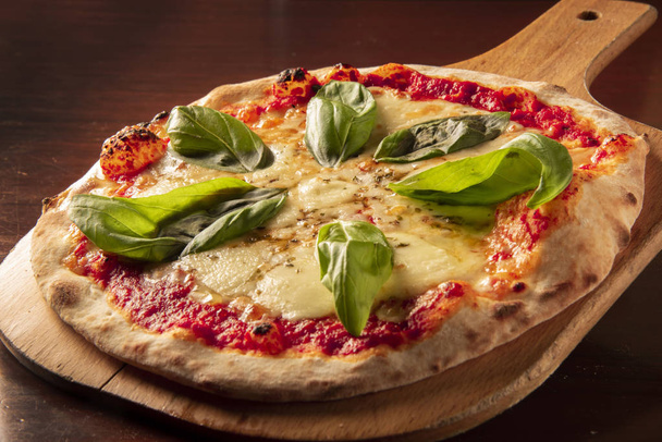 Свіжа і смачна піца - Фото, зображення