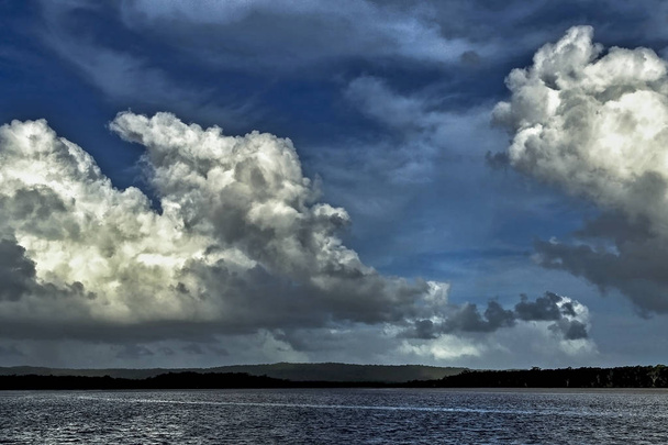  eine lebendige atmosphärische Wolkenlandschaft mit weißgefärbten Cumulonimbus-Wolken in einem mittelblauen Himmel. Schönheit in der Natur. Neue Südwales, Australien. - Foto, Bild