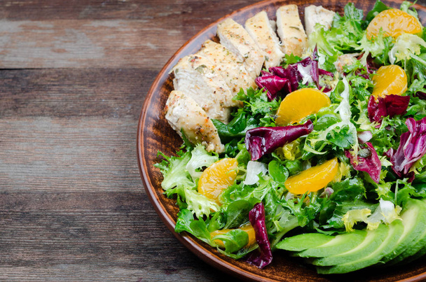 salade verte avec avocat, poulet et agrumes
 - Photo, image