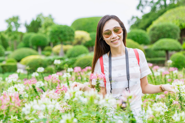 Asiático adolescente viajar no jardim parque verde relaxar nas férias de verão
 - Foto, Imagem
