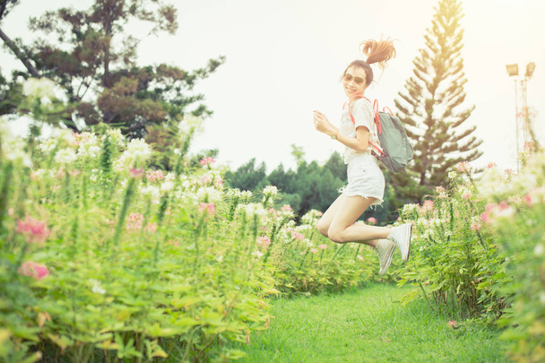 Meisje schattige tiener leven geluk springen in het park buiten - Foto, afbeelding