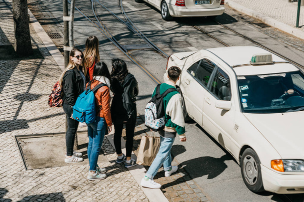 Nuoret ystävät turisteja reput ovat menossa kyytiin kaupungin taksi
 - Valokuva, kuva