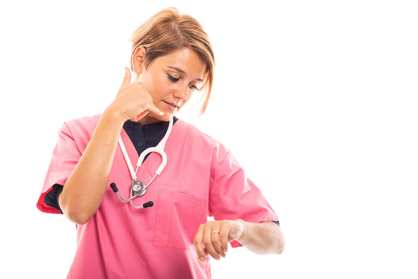 Retrato del veterinario femenino que usa un exfoliante rosa haciendo un gesto de cita telefónica aislado sobre fondo blanco con área de publicidad de copyspace
 - Foto, imagen