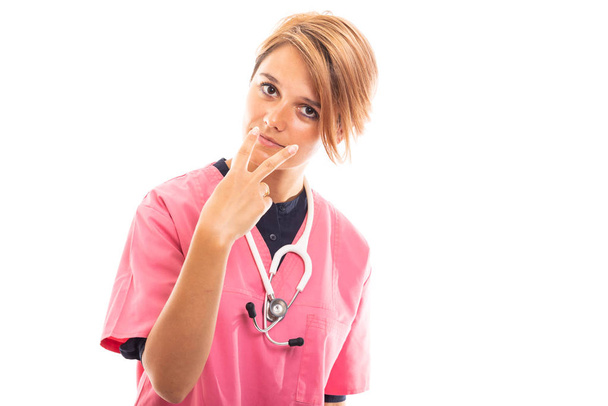 Retrato del veterinario femenino que usa un exfoliante rosa que muestra cómo observas un gesto aislado sobre un fondo blanco con área de publicidad de copyspace
 - Foto, imagen