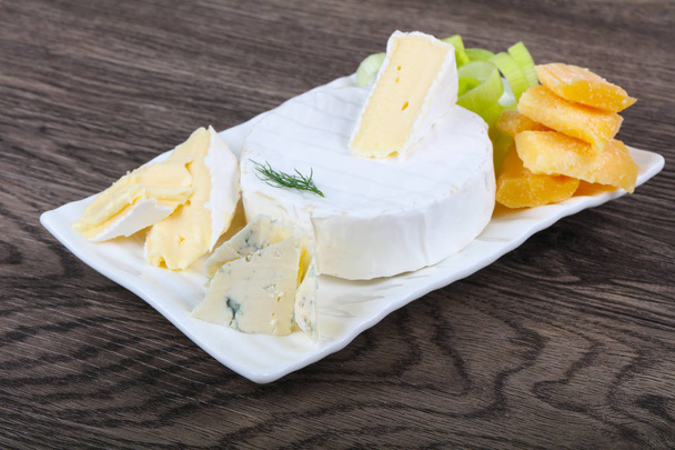 Brie, mavi ile Peynir tabağı ve parmesan - Fotoğraf, Görsel
