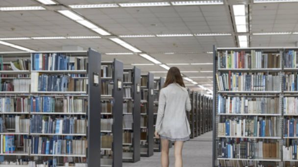 Libreria offuscata nella sala biblioteca, formazione, ritorno al concetto di scuola
 - Foto, immagini