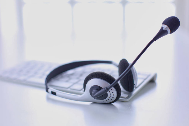 Call centra a zákaznické služby helpdesk. VoIP sluchátka na klávesnici počítače notebooky - Fotografie, Obrázek