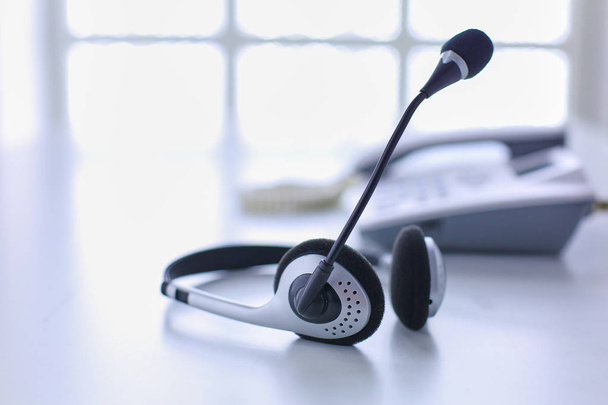 Call centra a zákaznické služby helpdesk. VoIP sluchátka na klávesnici počítače notebooky - Fotografie, Obrázek