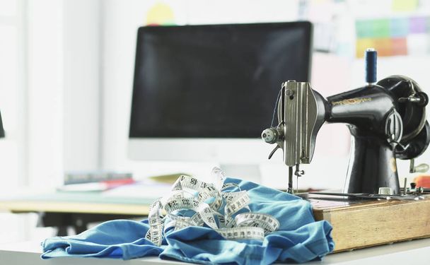 Máquina de costura retro na área de trabalho roupas designer
 - Foto, Imagem