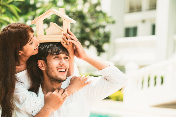 Jeune couple prévoyant d'acheter une maison et d'avoir une vie heureuse
. - Photo, image