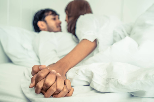 romantische Liebe zu intimen jungen Paar zu Hause Schlafzimmer Vorspiel im Bett. - Foto, Bild