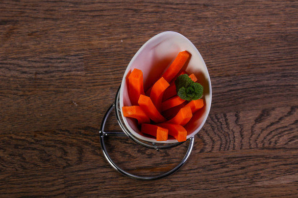 Bâtonnets de carotte diététiques servis feuilles de menthe
 - Photo, image
