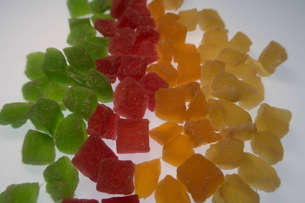 яркие разноцветные конфеты фрукты на белом фоне
 - Фото, изображение