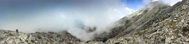Wandern im Tatra-Nationalpark Slowakei, Polen. Landschaften und Bergpanorama. Wolken und Nebel um die Wanderer. - Foto, Bild