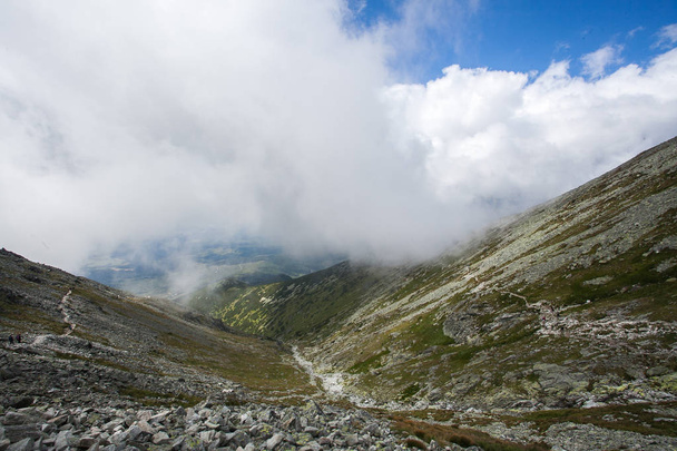 Túrázás a Tátrai Nemzeti Park Szlovákia, Lengyelország. Landscpes és a hegység csodálatos kilátás nyílik. Felhők és a köd, ezen a környéken: a túrázók. - Fotó, kép