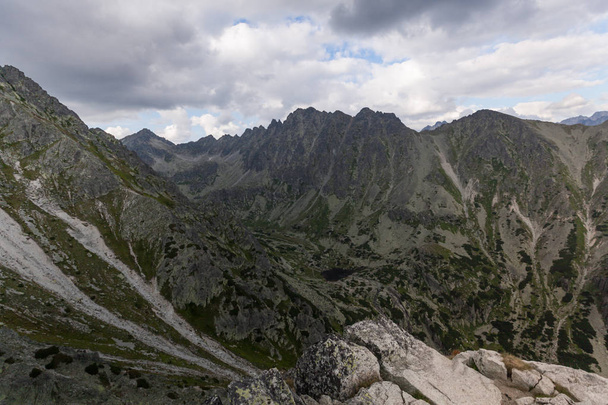 タトラ国立公園スロバキア、ポーランドでのハイキング。Landscpes と山脈のパノラマ. - 写真・画像