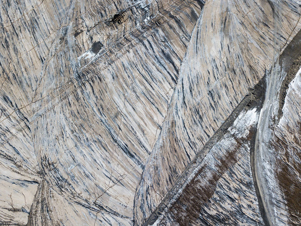 Vista panorâmica aérea de uma terra onde grandes quantidades de sal foram descartadas causando sérios problemas ao meio ambiente natural em torno da cidade de Cardona, na Gerona Catalunha Espanha
 - Foto, Imagem