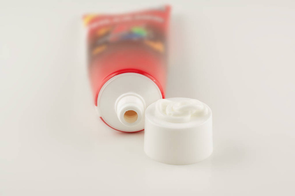weiße medizinische Creme in einem Nahaufnahmebehälter - Foto, Bild