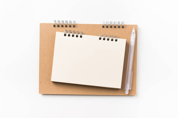 デザイン コンセプト - 2 クラフト スパイラル ノート、空白のページ、ペンシルのモックアップの白い背景で隔離の平面図 - 写真・画像