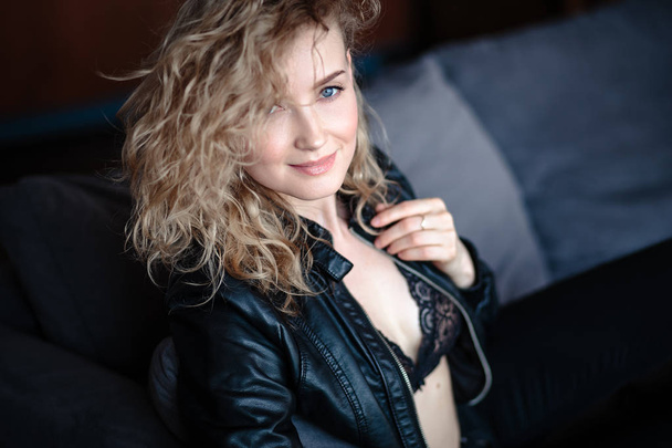 Close-up portrait of sexy blonde woman in a black leather jacket and lacy bra, fashion beauty photo - Foto, afbeelding