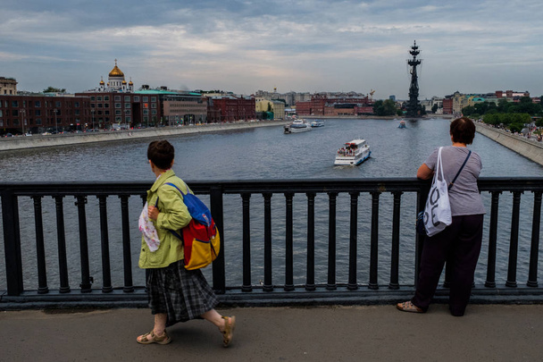 MOSCÚ, RUSIA - 26 de julio de 2018: Vista desde el puente de Crimea hasta el río Moscú
. - Foto, imagen