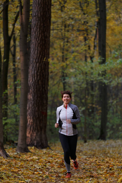 Full-length image of brunette on morning run - Foto, Bild