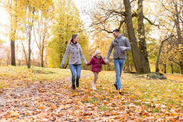 happy family walking at autumn park - Foto, Bild